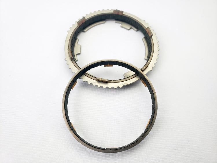 T-56 Magnum & TR-6060 carbon/hybrid 1-2 synchro rings TUES11858 — detail view