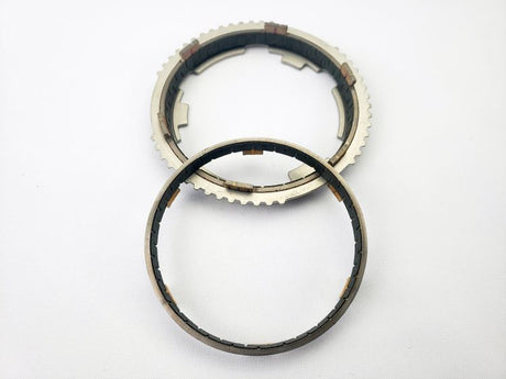 T-56 Magnum & TR-6060 carbon/hybrid 1-2 synchro rings TUES11858 — detail view